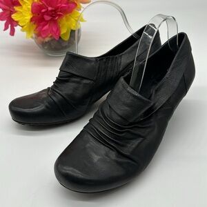 Baretraps Black Leather Slip On Heels Size 11 BHE5806
